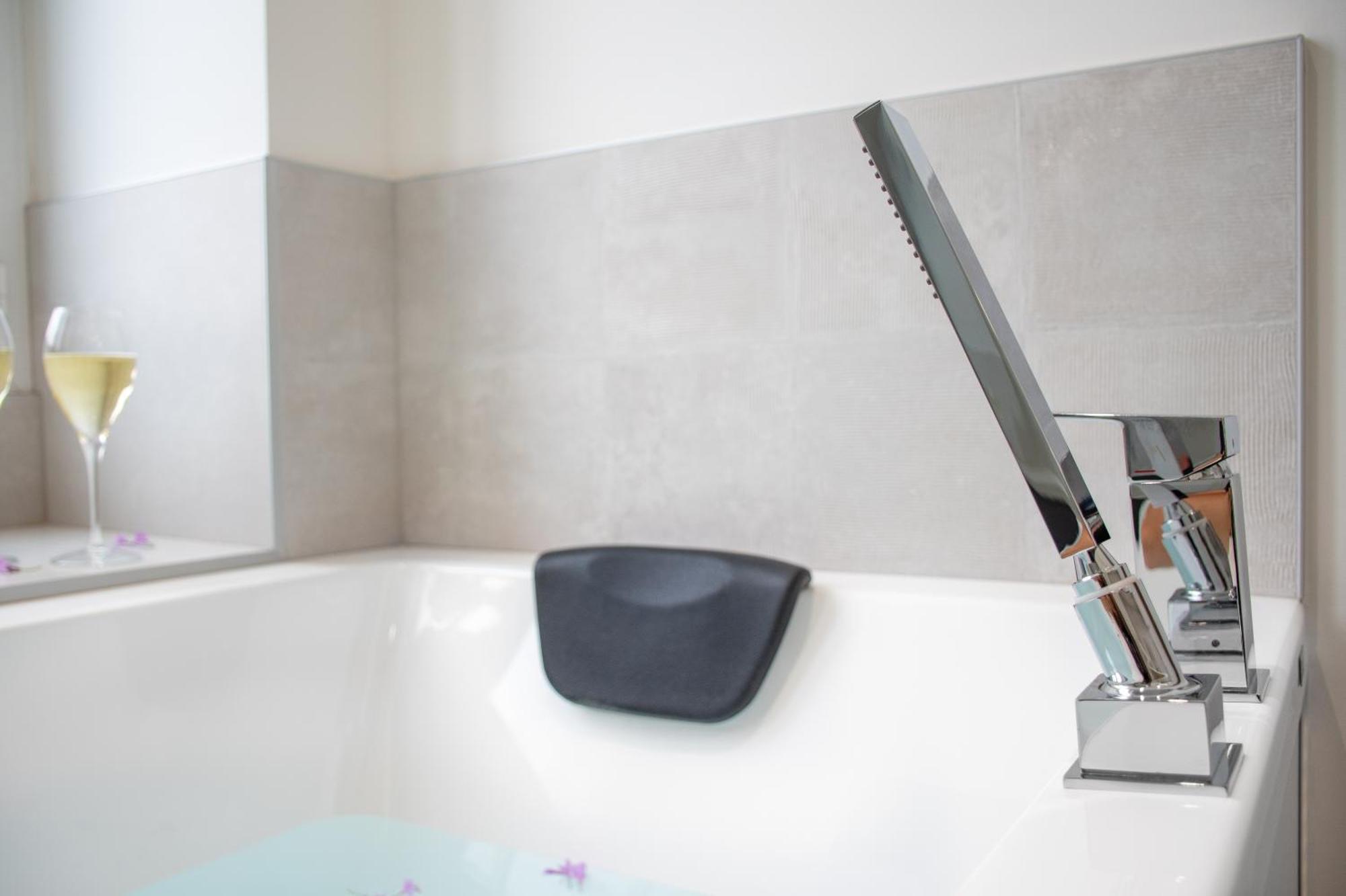 L'Appartement Des Ducs Avec Baignoire Double Nantes Exterior foto